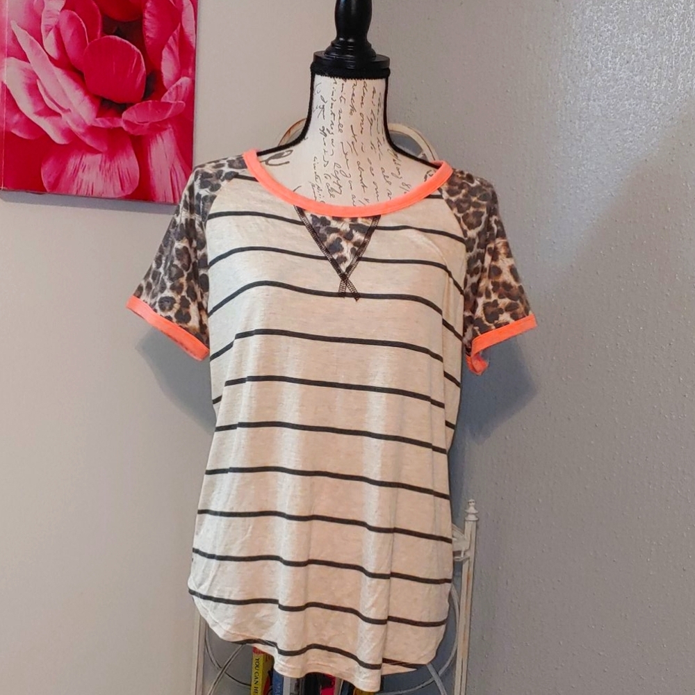 Striped leapard raglan sleeve top.